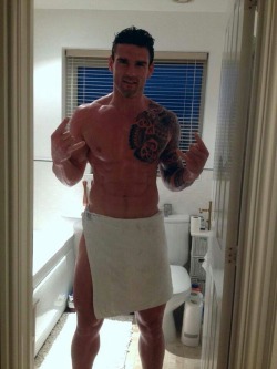 hotmenbyliammurphy:  Lose the towel Stu!