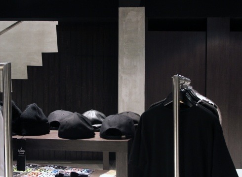 kuroikami:  IMMENSE忠孝店創立於2008 為IMMENSE第一間實體門市 空間架構為較冷調的水泥紋理與木質框架與不鏽鋼鐵管 利用垂直水平與角度的關係創造出幾何元素 主要銷售次文化街頭品牌 配合復古休閒等多元風格