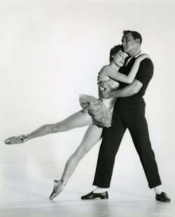 tinkerosetta:  Hollywood Golden Years: “An American in Paris&ldquo; with Gene Kelly &amp; Leslie Caron:)