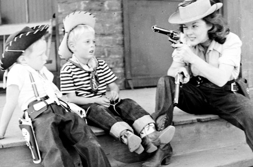 Susan Hayward avec ses fils jumeaux, Timothée et Gregory photographiés pour le magazine Life.