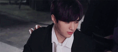 namsoogyu:  Myungsoo and his fan.