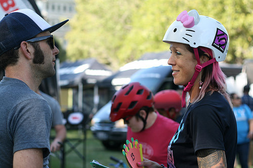 qtaroqhoji: bikesandgirlsandmacsandstuff: (via Cyclelicious » Kat wears a Hello Kitty helmet) ハローキティ