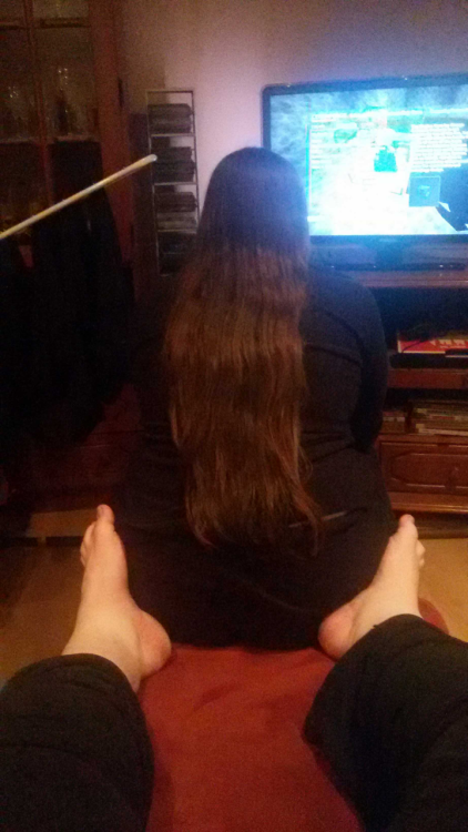 Just a typical weekend together with my GF and feeder. We had a big meal and a lot of ice cream, now we relax and playing video games. She forces me to move as less as possible … with success ^^