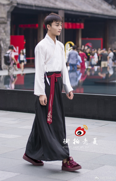 ziseviolet: Traditional Chinese Hanfu Street Fashion  Influenced by the hanfu revival movement,