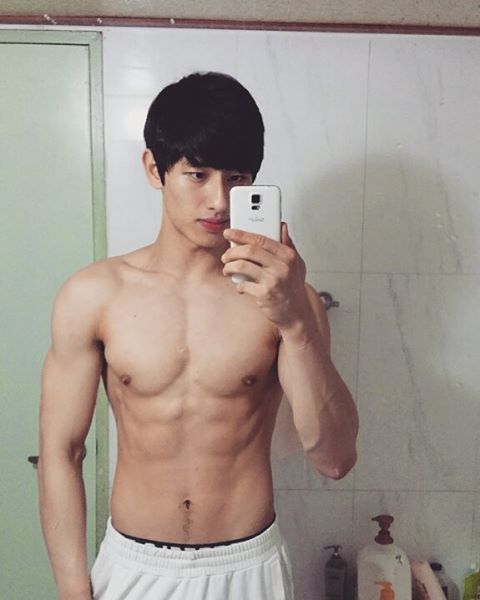 korean-98-bi:  inchengay:  훈남몸짱의 정석   :)