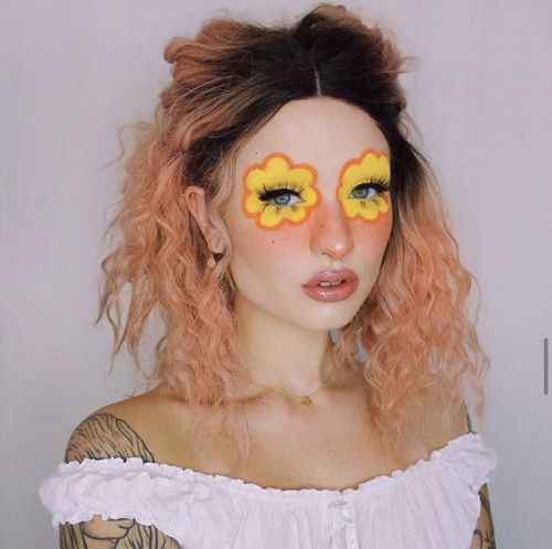 Happy Spring Equinox! @sn0ok giving us that flower child fantasy in our Buttercupcake eyeshadow! #su