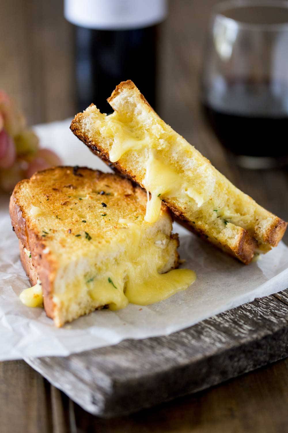 Горячий бутерброд с сыром. Бутерброд с сыром. Бутеры с сыром. Бутер с сыром.