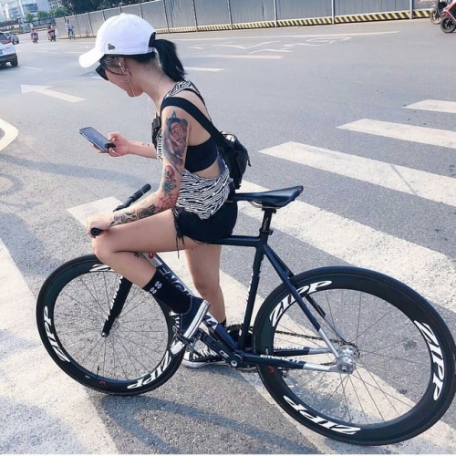 javi-ballestero:@bao_triplecross #girlbike #fixed #girlsgonefixie #ridegirl #fixedgirl #fixedgeargir