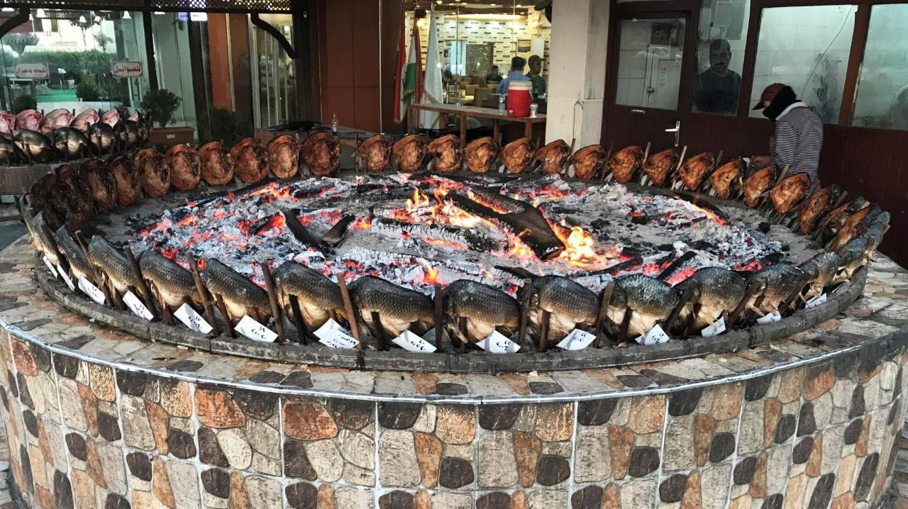 ASADOR IRAQUI. Un hombre prepara Maskouf, un pescado tradicional, en un particular asador a leña en un restaurant en Erbil, Irak, el jueves 27 de julio 2017. (REUTERS / Suhaib Salem)
MIRA TODA LA FOTOGALERIA