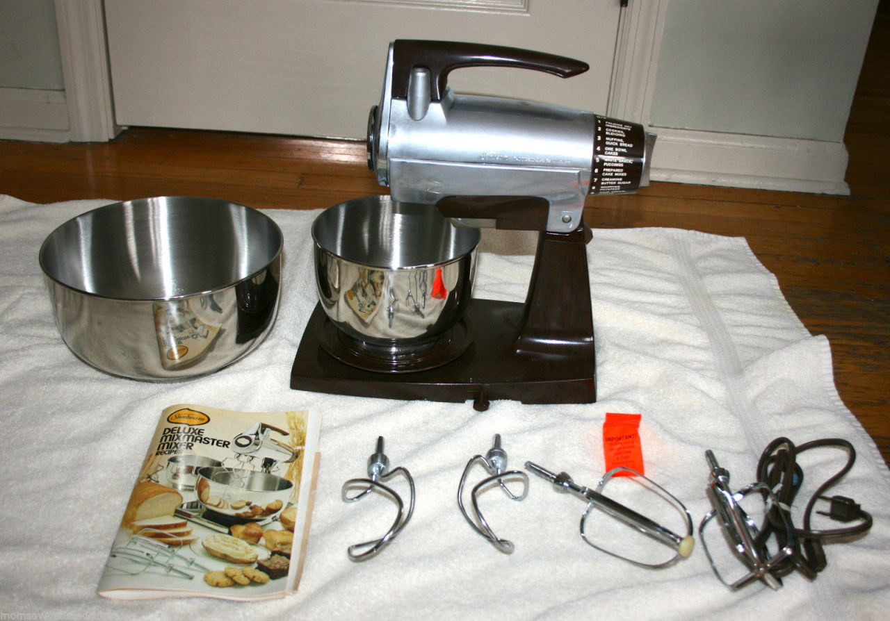 VTG SUNBEAM DELUXE MIXMASTER MIXER - DOUGH HOOKS BOOK 1981