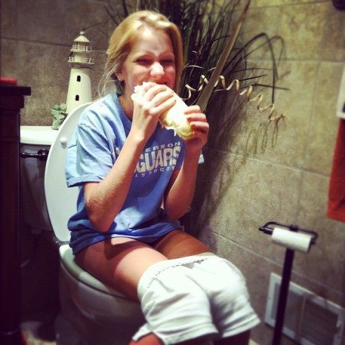 Porn photo pooping while eating