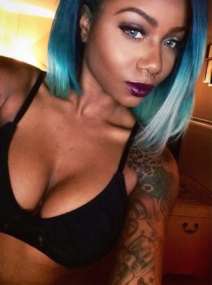 naturallyaprincess:  black girl x blue hair 
