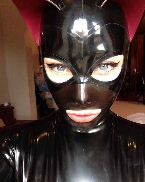 latex-shiny-girls:  More free pics?…. www.femdom-latex.com