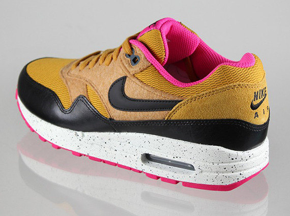 dressshoesandsneakers:  Nike WMNS Air Max 1 – Gold Suede – Black – Pinkhttp://www.facebook.com/DressShoesandSneaker