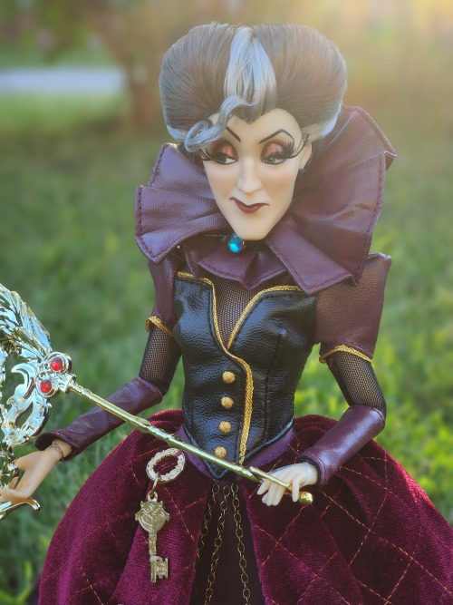 Doll Pictured: Disneystore Limited Edition Midnight Masquerade Lady Tremaine