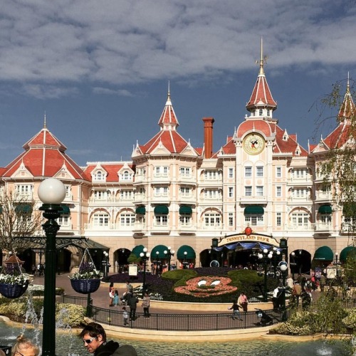 Isn’t this the best view on a sunny sunday morning?! #disneylandparis (at Disneyland Hotel)