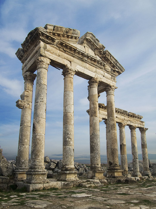 visitheworld:The ruined colonnades of Apamea in northwestern Syria (by Julian_K).