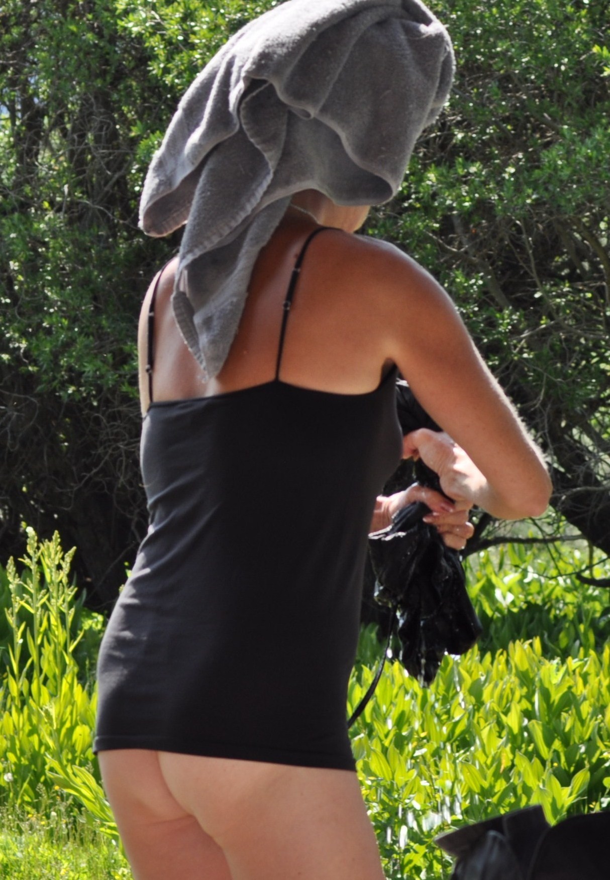 laughifyourenotwearingpanties:  Drying my hair outdoors in warm Texas sun   XXX