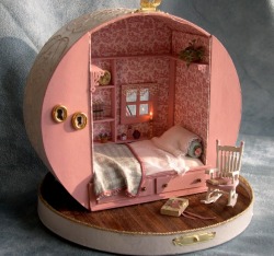 merrydanamere:  Dollhouse made from a hatbox