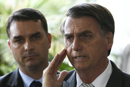 &ldquo;Hoje é no amor&rdquo;: a dinastia Bolsonaro nunca escondeu seu apreço p