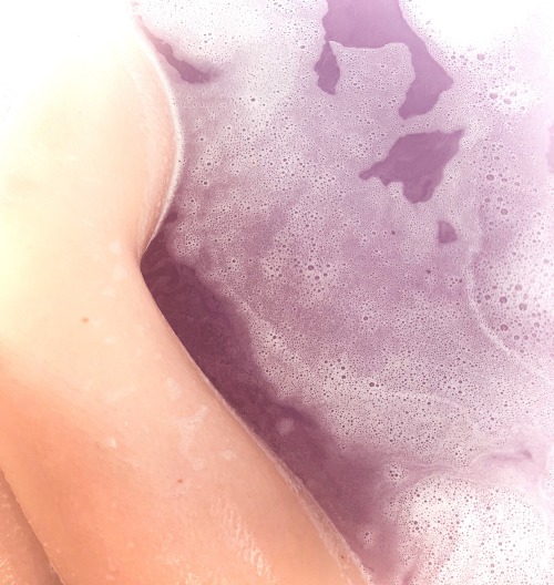 Hot Bubble Baths With A Colourful Bath Bomb >>