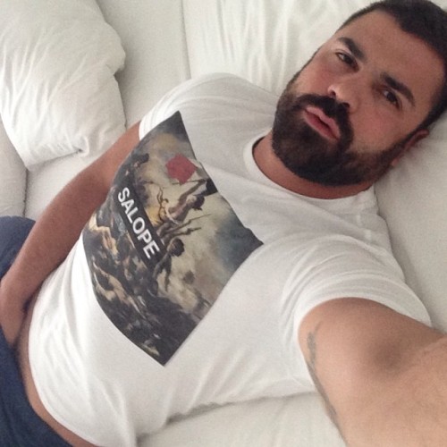 beardedsaint:  braddingtonbear:  grrrr  Woooooof. That’s what we bears say, right? 