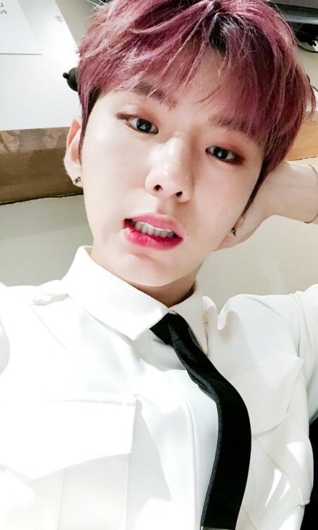 fymonsta-x: @OfficialMonstaX: [#기현] 몬베베들이 기다리고 기다리던 셀카폭탄 투척!!! 세번째!!!! [#KIHYUN] Monbebes here is th