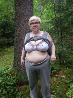 Bbwfan2:  Heinzm1:  Geile Alte Sau Im Wald  Die Bilder In Shirt Und Jogginghose Sind