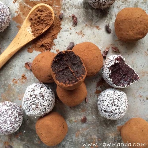 thehealthiern:Raw Chocolate Truffles - This recipe is so easy that there’s absolutely no excuse no