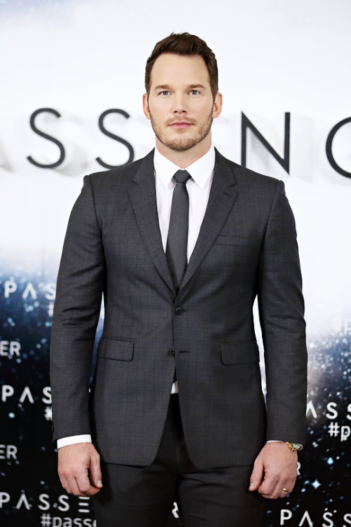 mancandykings: Chris Pratt attends a photocall for the film ‘Passengers’ at Claridge’s Hotel on Dec