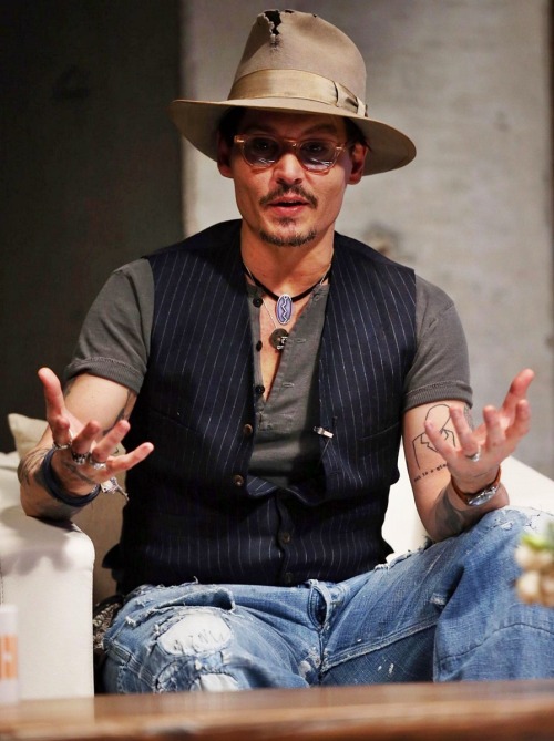 8 years ago, on this day (April 1), Johnny Depp attended the “DMG Creative Home” dialogue at the 798