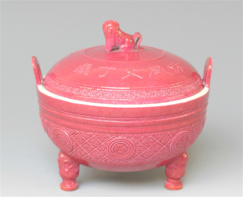 changan-moon:Chinese porcelains in Qing Dynasty. The shape design imitated bronze ware in earlier ti