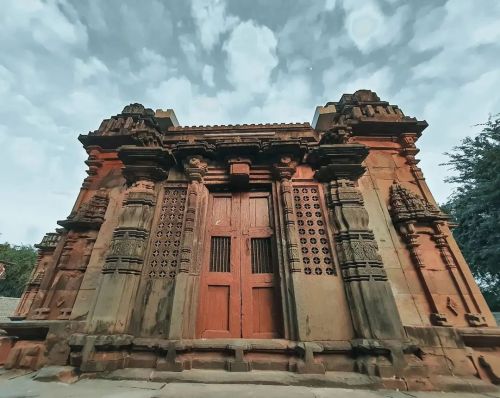 #ChandramouleshwaraTemple. It is an 11th-century Shiva temple with Chalukyan #architecture in Unkal 