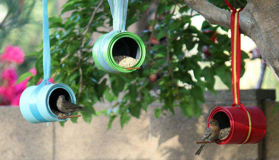 Bird feeder with roof