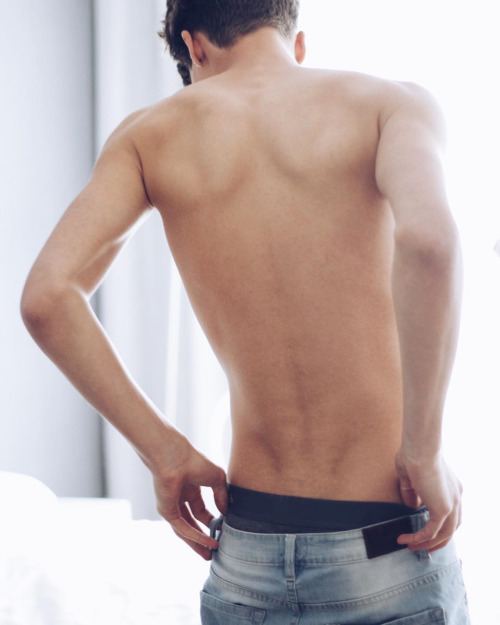 🐧 You Must Be Gay+ To View This Blog*