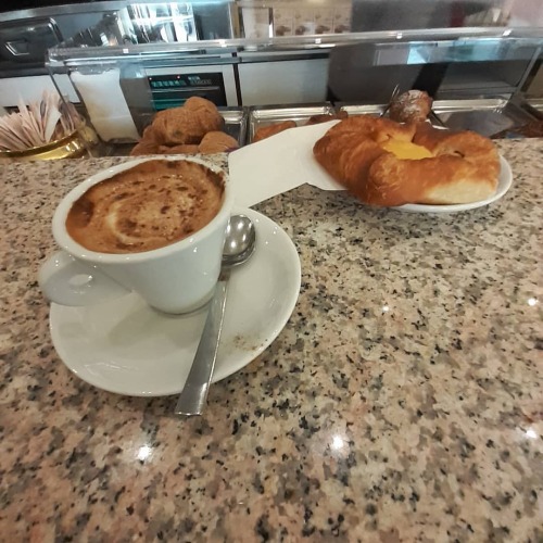 Stamattina in d'ul me’ Paul…. #buonmercoledi❤️ dxl #BonBon ☕🥐
https://www.instagram.com/p/CHKZoMjp-3wM4E0LD7rIWo7IFj3kxl9Ig8R3SY0/?igshid=119fkkdux5irt