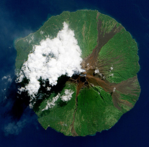 ggeology:  Eruption of Manam Volcano; photographed from space // Papua New Guinea