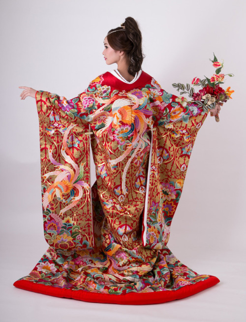 Wedding attire inspired by the tale of Aladdin, by Yui MarryI love how the plain white kimono is bri