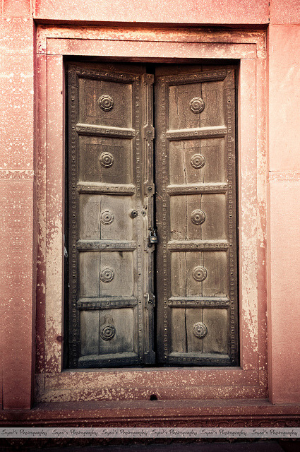 hickeyfrom-kenickie:  Old Door at Badshahi Masjid by Syed Sibt-e-Hassan on Flickr.  Lahore, Pakistan