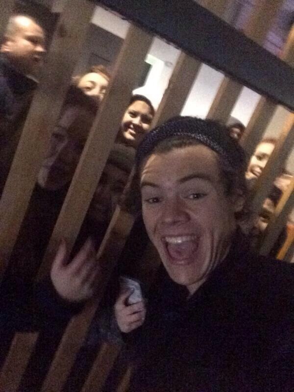 direct-news:  Harry outside of TXF Studios with fans just now (15/12/13 / OneFunDirection)
