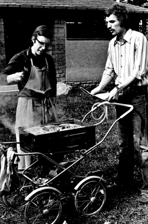 Le BBQ Poussette déplaçable à souhaits et son Chef Cuisinier, vers 1970.