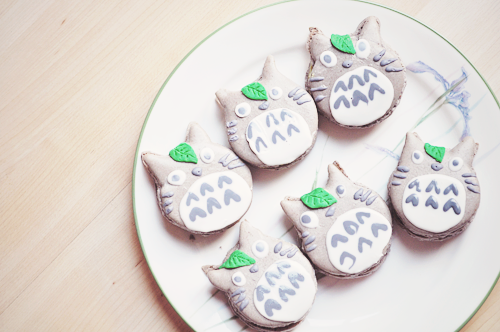 chickabiddy:  Totoro Macarons with Green Tea Cream Cheese Filling! （人´∀`*）