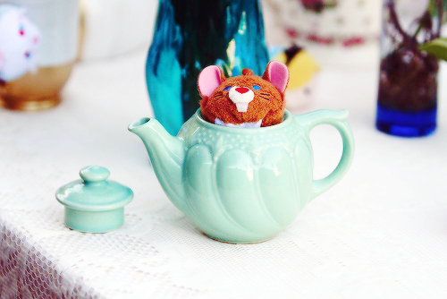 mickeyandcompany:An Alice in Wonderland Tsum Tsum tea party (by Oh My Disney)