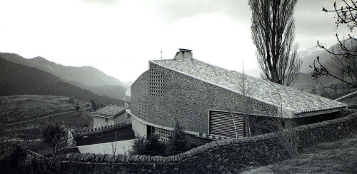 elarafritzenwalden:  Cabaní HouseCastellar de N’Hug, Barcelona province, Spain; 1992-94 Eduard Bru, Jaume Arbona, Antoni BalaguéJordi Bernadó (photographer) Taken from “Quaderns d’arquitectura i urbanisme, 216” (1997)