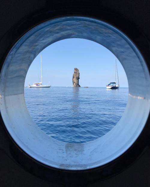 simobutterfly:La Canna #aeolianisland #lacanna #sea #seascape #boatlife #yachtlife #aeolianislands #