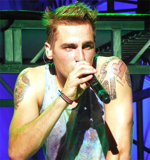 btrandotherartistsareours:  31/50 Gifs/Pictures of Kendall Schmidt