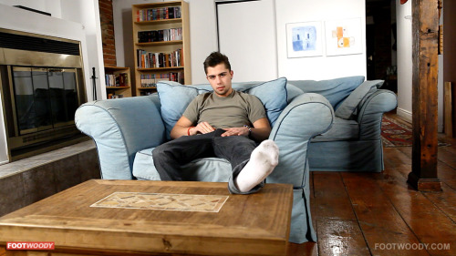 gayfootblog:  take a sniff… SHAWN BELIVEAU ON FOOTWOODY!  