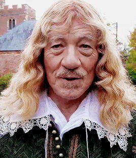 ken-branagh:Kenneth Branagh (William Shakespeare), Judi Dench (Anne Hathaway) and Ian McKellen (Earl