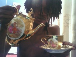 i-could-be-your-k-kardashian:  I-could-be-your-k-kardashian  I want that tea set&hellip;.y does he have it???