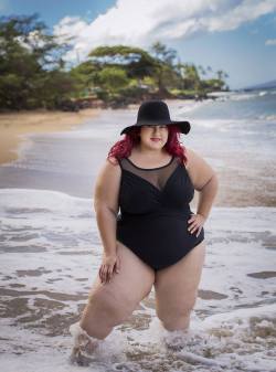 amobbw-ssbbw:  en la playa